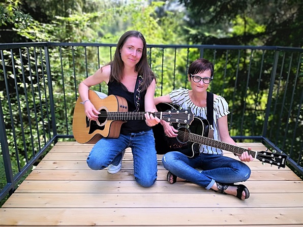 akustikduo-promrs-an-gitarre-und-gesang-petra und andrea- aus regensburg spielt pop rock-cover-und-eigene-songs-singer-songwriter