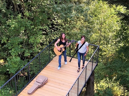 akustikduo-promrs-an-gitarre-und-gesang-petra und andrea- aus regensburg spielt pop rock-cover-und-eigene-songs-singer-songwriter