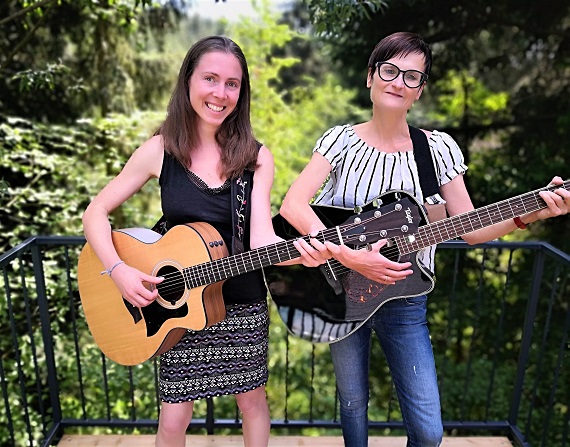 akustikduo-promrs-an-gitarre-und-gesang-petra und andrea- aus regensburg spielt pop rock-cover-und-eigene-songs-singer-songwriter