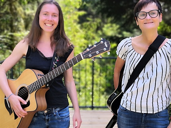 akustikduo-promrs-an-gitarre-und-gesang-petra und andrea- aus regensburg spielt pop rock-cover-und-eigene-songs-singer-songwriter