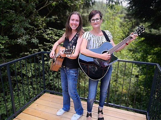 akustikduo-promrs-an-gitarre-und-gesang-petra und andrea- aus regensburg spielt pop rock-cover-und-eigene-songs-singer-songwriter