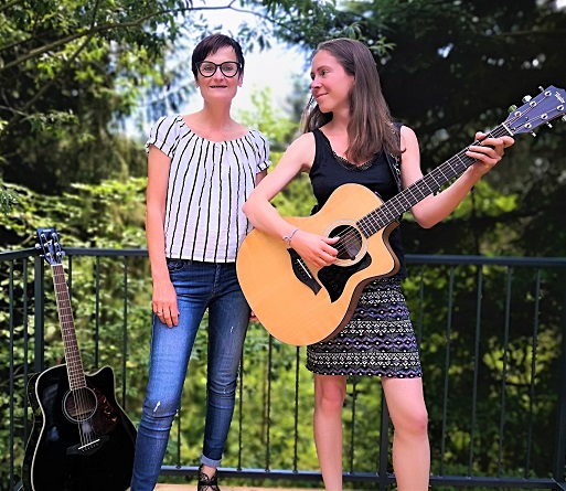 akustikduo-promrs-an-gitarre-und-gesang-petra und andrea- aus regensburg spielt pop rock-cover-und-eigene-songs-singer-songwriter