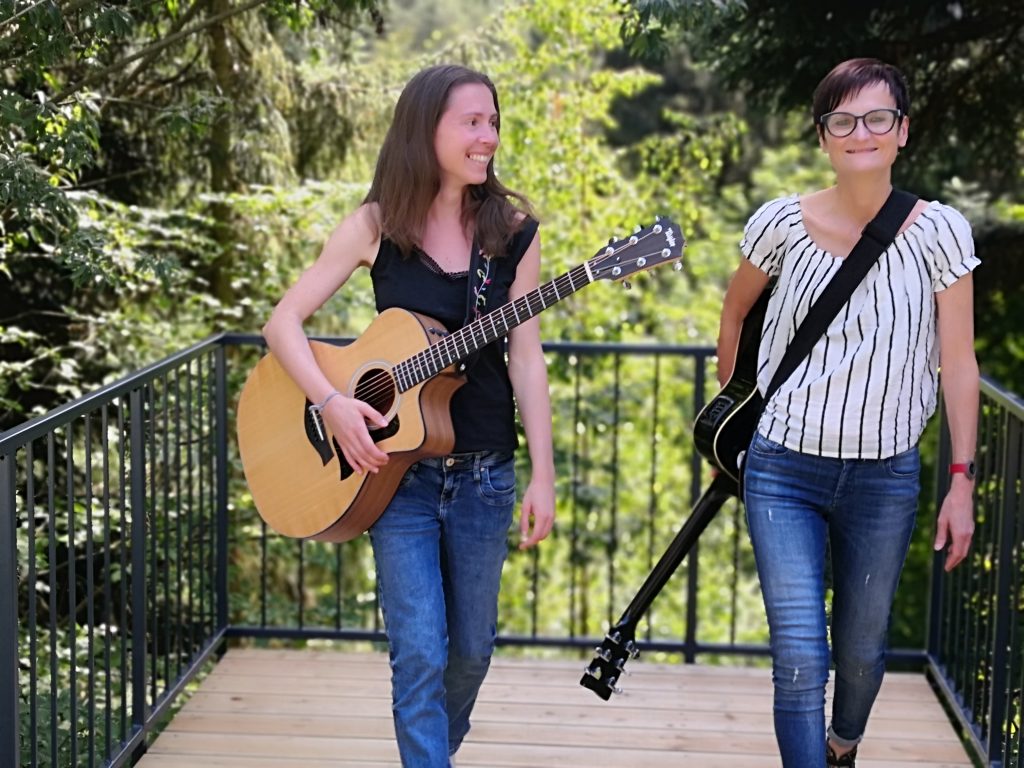 akustikduo-promrs-an-gitarre-und-gesang-petra und andrea- aus regensburg spielt pop rock-cover-und-eigene-songs-singer-songwriter